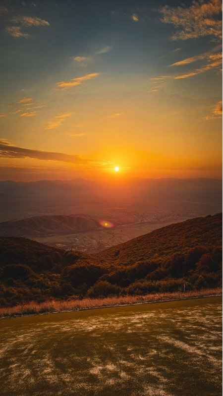 山谷日落金辉洒野暖橙风景手机壁纸