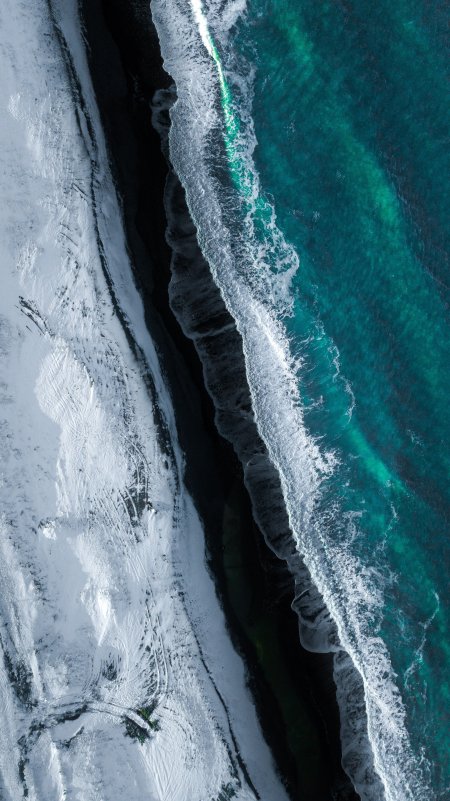 黑沙滩雪岸碧海浪花蓝绿风景手机壁纸