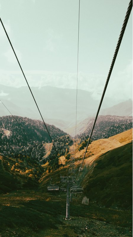 缆车穿行山谷绿意层叠青灰风景手机壁纸