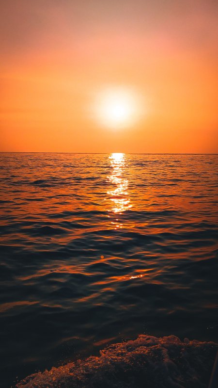 夕阳海面波光粼粼橙金风景手机壁纸