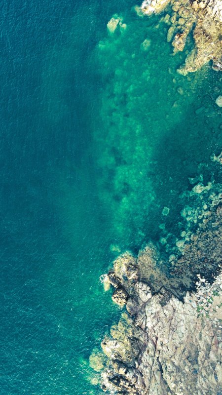 碧海礁石航拍俯瞰蓝绿大海自然风景手机壁纸