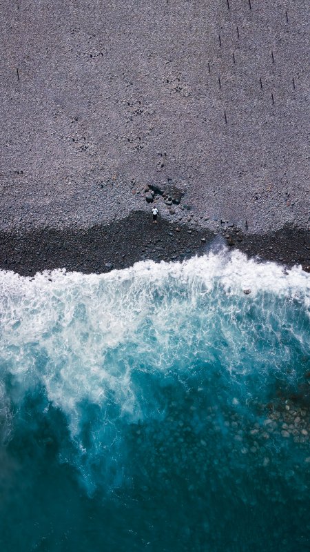 海岸浪花拍岸沙滩灰蓝自然风景手机壁纸