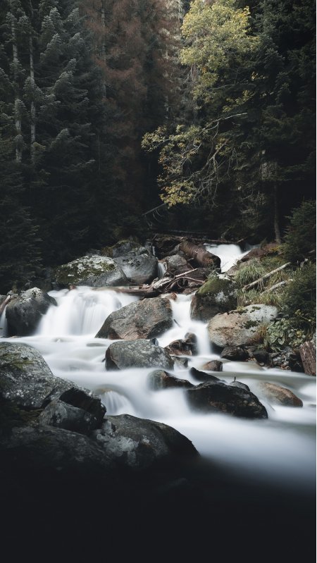 山涧溪流穿石而过青灰自然风景手机壁纸