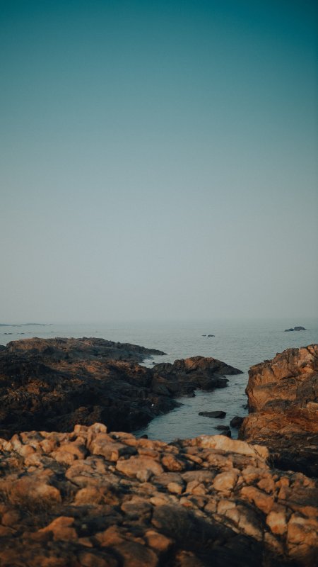 海岸礁石海天一色蓝灰风景手机壁纸