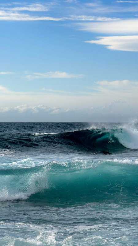 大海海浪翻涌碧蓝清澈自然风景手机壁纸