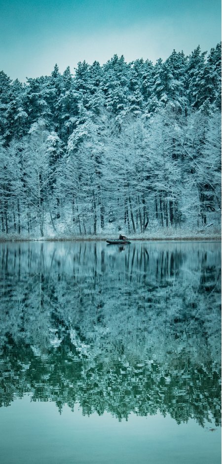 雪林湖面小舟倒影青蓝风景手机壁纸