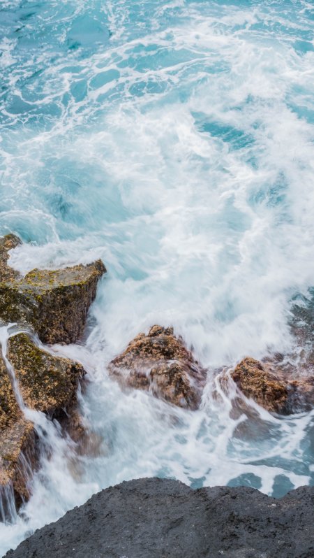 海浪拍礁石蓝白自然风景手机壁纸