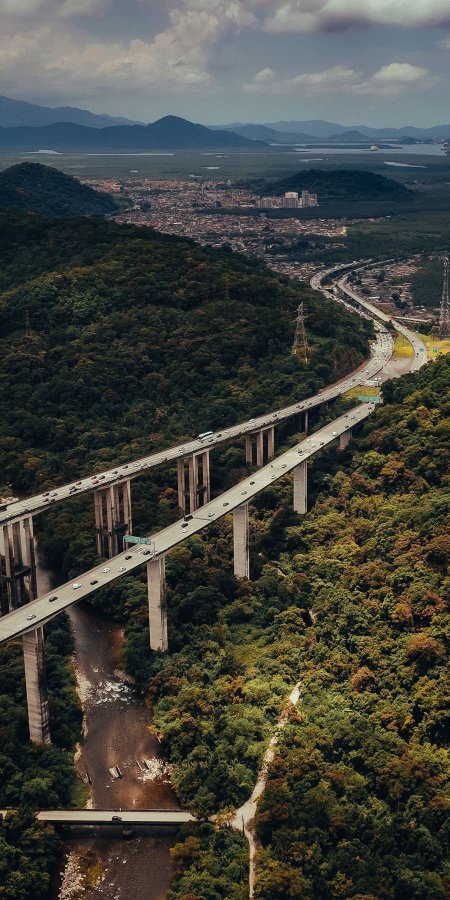高架桥穿林跨谷绿意盎然城市远景风景手机壁纸