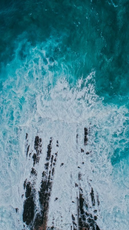 海浪拍礁白色泡沫蓝绿风景手机壁纸