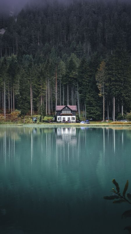 湖泊小木屋倒影青绿自然风景手机壁纸