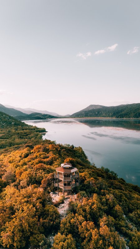 湖畔木屋秋林环绕蓝灰风景手机壁纸