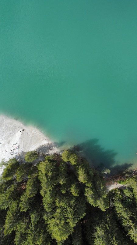 碧绿湖水白滩森林俯瞰蓝绿风景手机壁纸