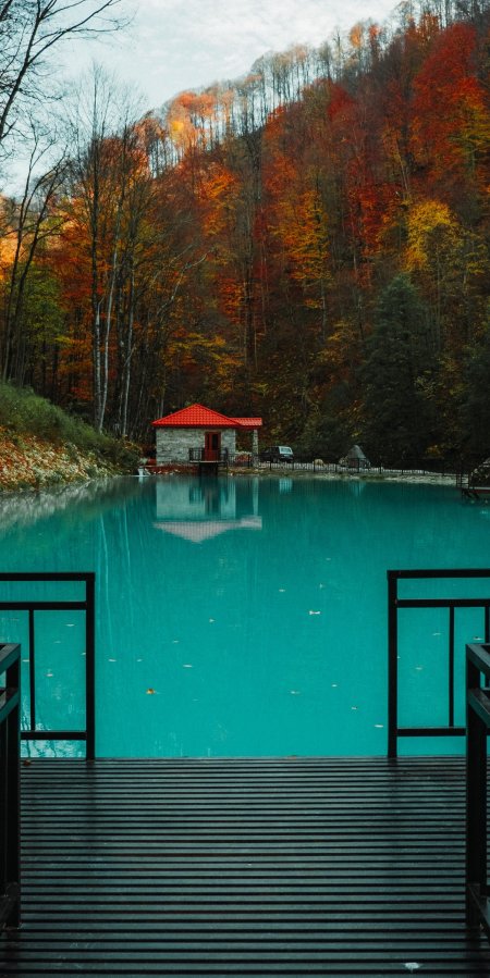 碧水小屋秋林倒影蓝绿风景手机壁纸