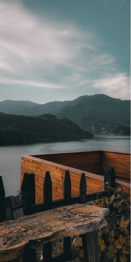 湖畔木屋远山倒影青灰风景手机壁纸