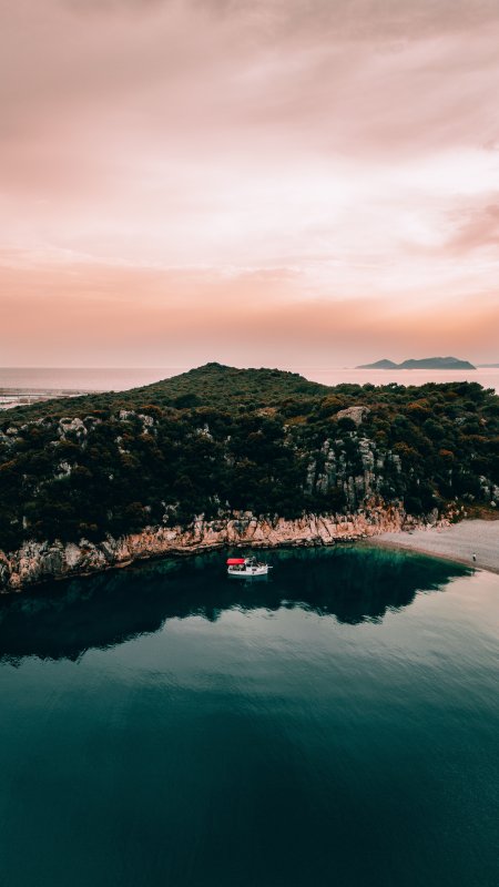海湾小船停泊碧水粉霞风景手机壁纸
