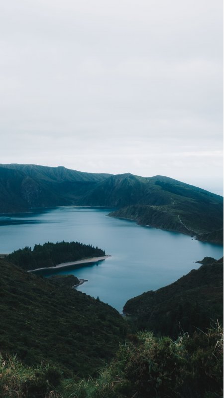 火山口湖碧蓝静谧青绿风景手机壁纸