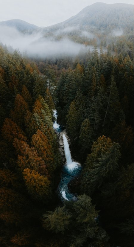 瀑布穿林雾绕山间蓝绿风景手机壁纸