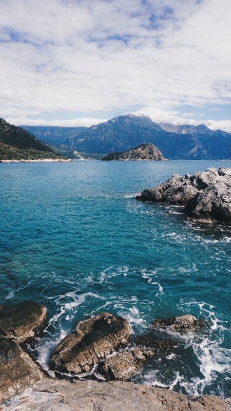 碧海礁石远山云影蓝白风景手机壁纸