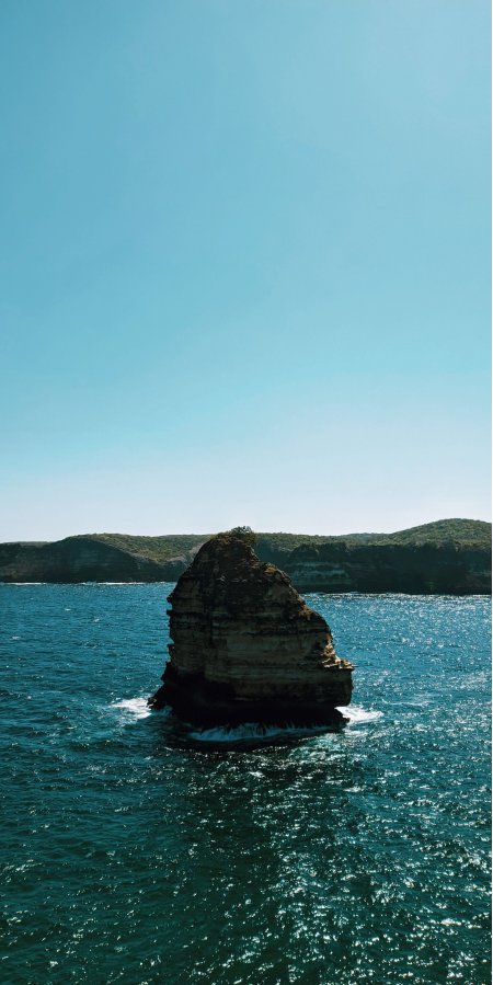 海蚀岩柱矗立碧海蓝空风景手机壁纸