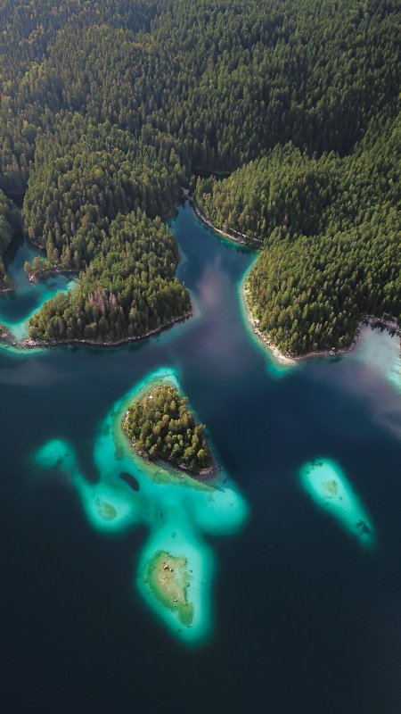 湖中绿岛环绕碧水蓝绿风景手机壁纸