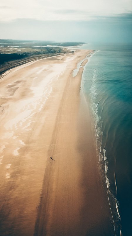 海岸线蜿蜒沙滩海浪蓝金风景手机壁纸