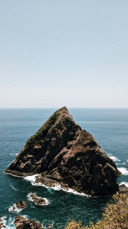 海蚀尖峰礁石碧蓝大海自然风景手机壁纸