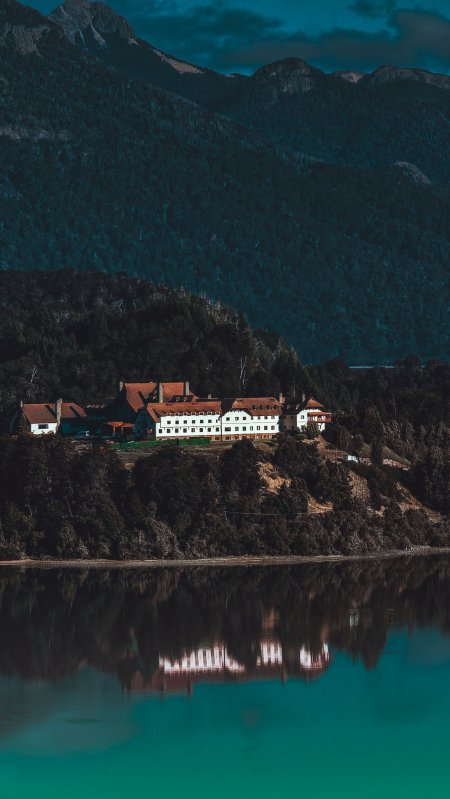 湖畔山居白墙红顶蓝绿风景手机壁纸
