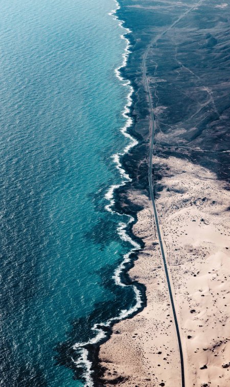 海岸公路蜿蜒沙漠蓝白风景手机壁纸