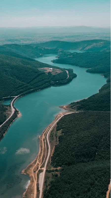 蜿蜒碧湖群山环绕青绿风景手机壁纸