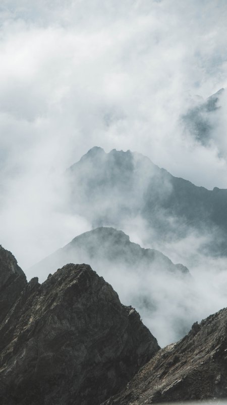 云雾缭绕山峰峻岭灰白风景手机壁纸