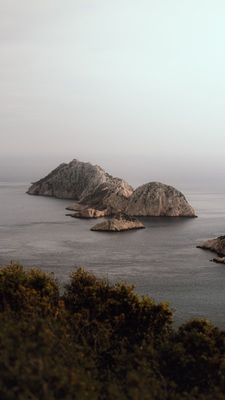海蚀岩岛静谧灰蓝自然风景手机壁纸