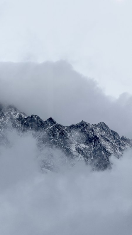 雪山云海缭绕灰白自然风景手机壁纸