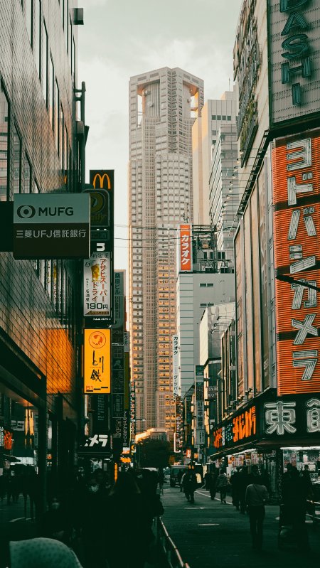 东京新宿街头霓虹林立暖金城市建筑手机壁纸