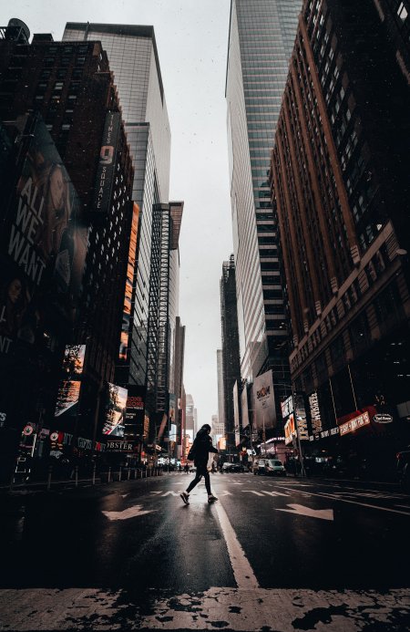 纽约时代广场雨后街景灰黑城市建筑手机壁纸