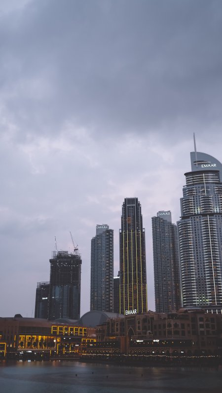 迪拜市中心高楼林立黄昏蓝灰城市建筑手机壁纸