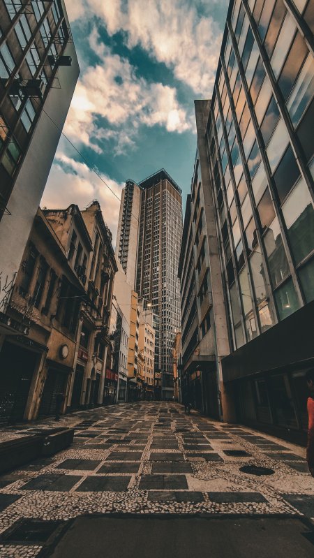 城市街巷高耸楼宇蓝白天空建筑手机壁纸