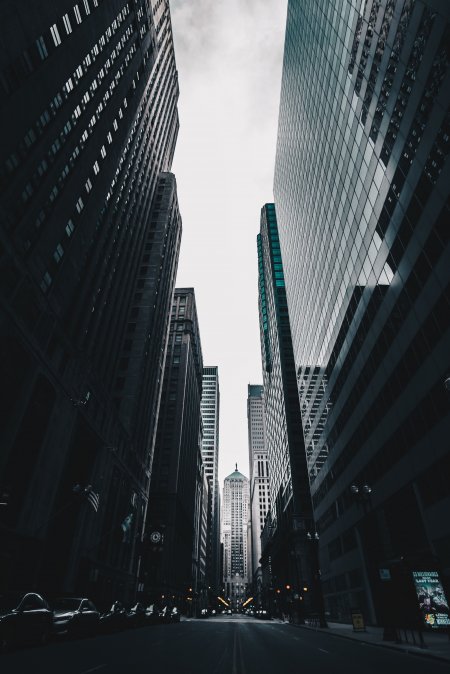 城市高楼林立仰视视角暗青建筑手机壁纸