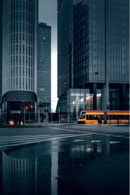 华沙皇冠广场雨后街景蓝灰城市建筑手机壁纸