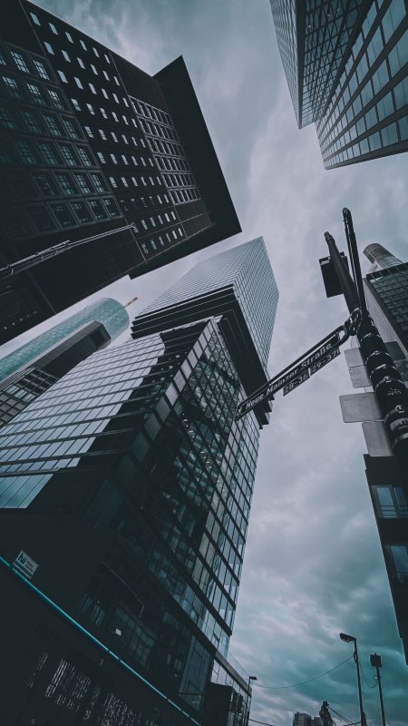 法兰克福摩天大楼林立灰蓝城市建筑手机壁纸