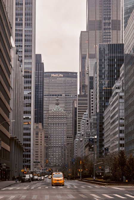纽约曼哈顿街道高楼林立灰白城市建筑手机壁壁纸