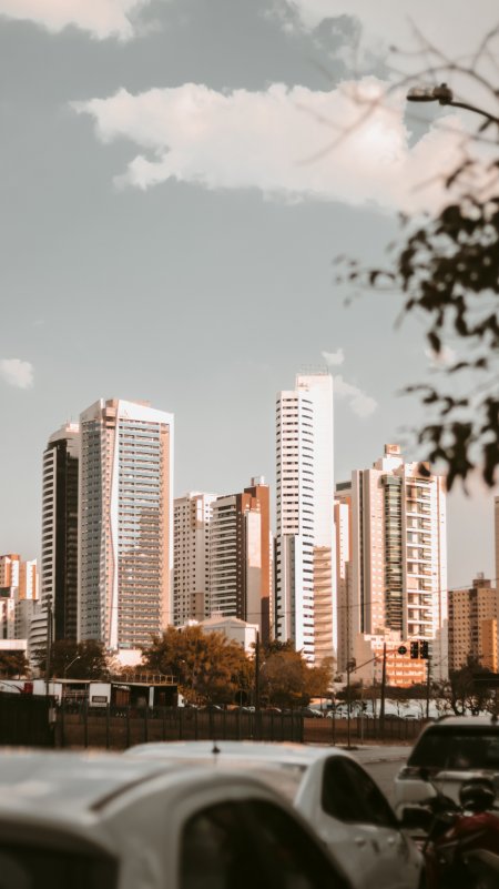 现代都市高楼林立暖金城市建筑手机壁纸