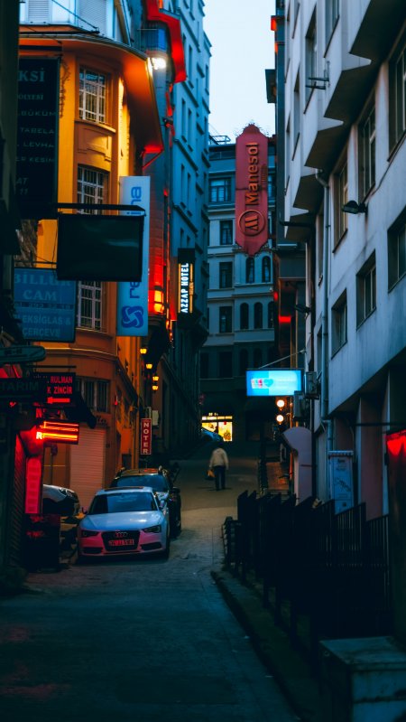 伊斯坦布尔窄巷霓虹夜景蓝紫城市建筑手机壁纸