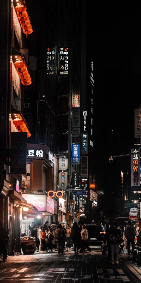 首尔街头夜景霓虹灯暖黄城市建筑手机壁纸