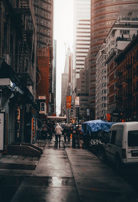 纽约雨后街景湿漉反光暗调城市建筑手机壁纸