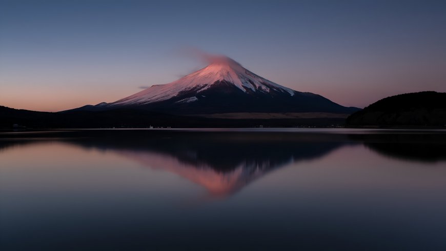 富士山晨曦倒影湖面蓝紫风景电脑壁纸
