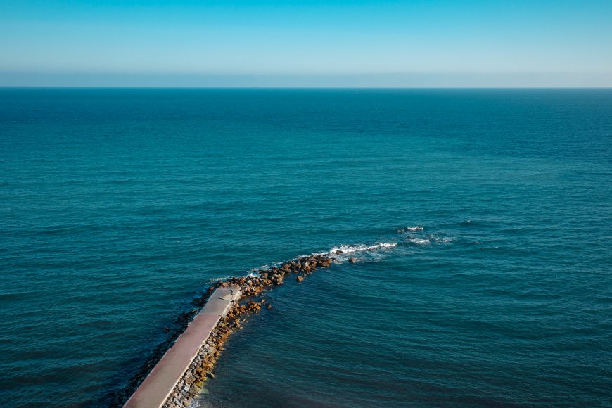 海堤延伸入海蓝白高清风景电脑壁纸