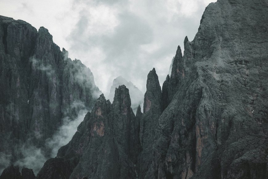 嶙峋山峰云雾缭绕灰绿风景电脑壁纸