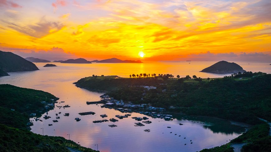 夕阳海湾渔村倒影金橙风景电脑壁纸