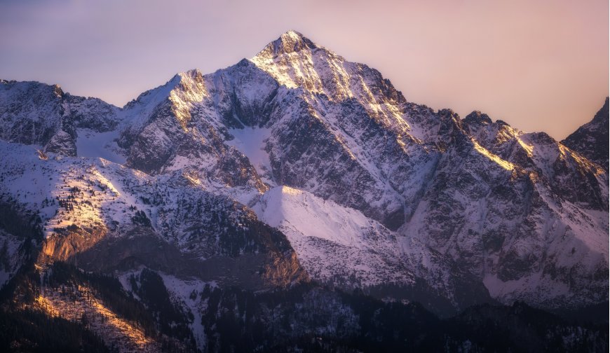 雪山巍峨金光洒落粉紫风景电脑壁纸