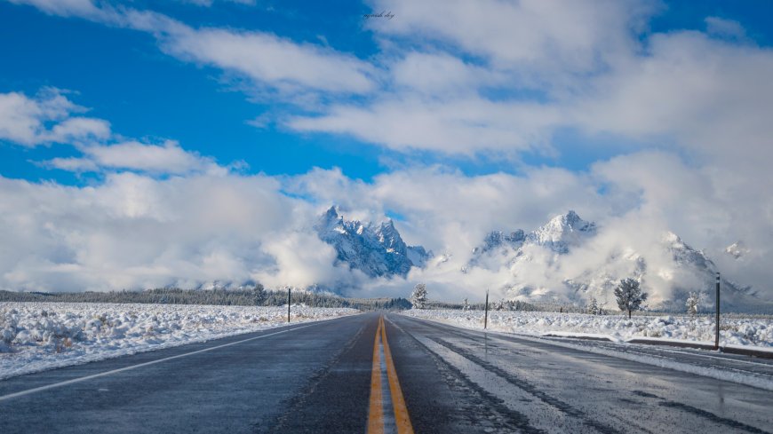 雪覆公路延伸远山云雾蓝白风景电脑壁纸